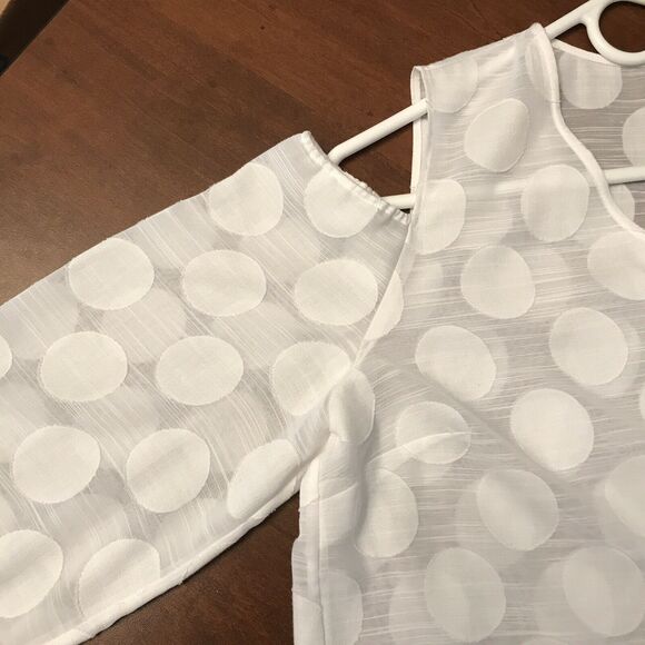 Chico's Textured Polka-Dot Cold-Shoulder Optic White Top Shirt Blouse Size 1 Med - Picture 8 of 9